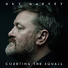 CD Tipp des Monats: Guy Garvey - Courting The Squall (Guy Garvey pr&auml;sentiert sein erstes Solo-Album -Courting The Squall-. Neben zahlreichen St&uuml;cken, die der Elbow-Frontmann im Alleingang aufnahm, holte er sich auch Unterst&uuml;tzung von einigen seiner Lieblingsmusiker, wie Pete Jobson, Nathan Sudders, Ben Christophers oder Alex Reeves. Dabei gab Garvey jedoch nie das Zepter aus der Hand, sondern bem&uuml;hte sich ganz allein seine Vision und seine Gef&uuml;hle zu vertonen. Das Album basiert, so der Musiker, auf Einfl&uuml;ssen und Ideen, die einfach nicht ins Elbow-Universum passen. Auf -Courting The Squall- hat Guy Garvey ein Groove-Ger&uuml;st gestrickt, sich von der Musik Manchesters, von Tom Waits und David Bowie, von Trip Hop und Kirchenhymnen inspirieren lassen. Es sind schon noch einige Elemente von Progressive-Rock und emotional aufgeladenem, teils bombastischem Indiepop erkennbar, wie man es von der 1990 gegr&uuml;ndeten Band aus Manchester kennt. Doch schon im Opener -Angela's Eyes-, der von einer nerv&ouml;sen Funkgitarre im Stil der Talking Heads angetrieben wird, finden sich neue Facetten. Der anschlie&szlig;ende Titelsong ist melodisch nicht so weit weg vom Elbow-Kosmos, mit seiner dominanten Harfe und ansonsten reduzierter Instrumentierung aber doch irgendwie anders. -Harder Edges- lebt von einem satten Bass-Groove, und -Unwind- ist trotz seines monotonen Drumbeats einer der H&ouml;hepunkte des Albums, weil der Song &uuml;ber fast sechs Minuten eine enorme Sogwirkung erzielt und die Gitarre von Garvey-Kumpel Pete Jobson einfach wunderbar klingt. Garvey sagt &uuml;ber die Lieder seines mit guten Musikerfreunden eingespielten Albums, sie w&uuml;rden -einfach nicht ins Elbow-Universum passen-. Bei der sch&ouml;nen Klavierballade -Juggernaut- darf man das bezweifeln, in -Yesterday- (kein Beatles-Cover) sind wieder Prog-Tendenzen erkennbar. Doch danach erstaunt -Electricity-, ein nostalgisches Jazz-St&uuml;ck im Stil der 50er Jahre, das Garvey zusammen mit einer Jolie Holland im Billie-Holiday-Modus singt. Und -Belly Of The Whale- l&auml;sst erkennen, dass der S&auml;nger auch Tom Waits und David Bowie verehrt. Sprechgesang und fette soulig-jazzige Bl&auml;sers&auml;tze - da wird mancher Elbow-Fan die Stirn runzeln. Noch mehr Gebl&auml;se, diesmal im S&uuml;dstaaten-Soul- und Gospel-Stil, offeriert -Broken Bottles And Chandeliers-. So w&auml;chst -Courting The Squall- mit jedem neuen St&uuml;ck zu einer der gro&szlig;en &Uuml;berraschungen dieses Pop-Herbstes heran. Ein Soloalbum mit sehr eigener Note: Danke, Guy!)