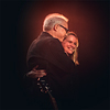CD Tipp des Monats: Chantal Acda & Bill Frisell - Live At Jazz Middelsheim 2017 (Im August 2017 traten die in Holland geborene S�ngerin und Songwriterin Chantal Acda und der Jazz-Gitarrist und Grammy-Preistr�ger Bill Frisell beim Jazz Middelheim Festival im belgischen Antwerpen auf. Den Zuh�renden bot sich ein unvergesslicher Auftritt, der auch bei den Beteiligten Spuren hinterlie�: �It was a wonderful experience for me�, so die S�ngerin. �One of the highlights of my musical carreer.� Dank Glitterhouse steht dieser nun auch denjenigen zur Verf�gung, die nicht vor Ort anwesend sein konnten. �I truly hope you will enjoy these moments�, erg�nzt Chantal Acda. �These moments that will always stick with me.�
�Chantal Acda singt ihre Lieder voller Gef�hl und spartanischer Klarheit, Bill Frisell umspielt ihre Worte mit herrlichen Figuren, steuert dabei keinen Ton zu viel bei, schafft Raum f�r ein ganz besonderes Erlebnis.� (Good Times, Juni / Juli 2018)