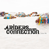 CD Tipp des Monats: Riders Connection - Colour Me (Mit seiner hochkonzentrierten Dosis Sommerlaune l�sst -Colour Me- sofort die Sonne aus den Lautsprechern scheinen. Mit einer Mischung aus frischem Off-Beat Reggae, garniert mit einer Brise Folk und Blues sowie entspannten Beatboxing-Beats, setzt der Song unmittelbar ein Gef�hl wohligen Behagens frei. Kredenzt wird uns die namensgebende Single des Deb�talbums vom Berliner Trio -Riders Connection-. Die Farbe wird hierbei als Ausdruck von Emotionen verwendet und steht au�erdem als Symbol f�r Freiheit. Konkret beschreibt der Titel einen Prozess, bei dem wir durch erfolgreiche Verarbeitung von Trennungen und Verlusten, anschlie�end gest�rkt und auf gewisse Weise als neue Menschen daraus hervorgehen k�nnen. Stilistisch spielt die junge Combo mit und� �berschreitet zugleich auf unnachahmlich charmant-l�ssige Weise Genregrenzen. In ihren Titeln vereinigt sie einen einzigartige Genre-Mix, in dem sich ihre ganz eigene musikalische Handschrift offenbart. In ihrer Welt geht es um das liebevolle Sich-Verbinden. Und genau das machen die Berliner seit 2011 mit ihrer Musik und ihren Auftritten. Unerm�dlich. Jeden Tag immer wieder aufs Neue � und mit Sonne im Herzen.)
