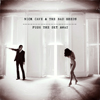 CD Tipp des Monats: Nick Cave & The Bad Seeds - Push The Sky Away  (-Push The Sky Away- ist das vielleicht au&szlig;ergew&ouml;hnlichste Album der Bad Seeds. Der Longplayer strahlt Nat&uuml;rlichkeit und W&auml;rme aus, ein Werk von subtiler Sch&ouml;nheit.Die Songs haben &uuml;ber ein Jahr hinweg Gestalt angenommen in Nick Caves geliebtem Nolizbuch. Das Notizbuch ist ein analoges Artefakt, doch das Internet ist f&uuml;r Nick Cave ebenso essentiell. Er recherchiert Kurioses via Google, ist fasziniert von exotischen Wikipedia-Eintr&auml;gen, egal ob sie wahr sind oder nicht. Wie im Worldwide Web weltver&auml;ndernde Ereignisse, verg&auml;ngliche Modeerscheinungen und mythisch gef&auml;rbte Absurdit&auml;ten Seite an Seite stehen, davon erz&auml;hlen die neuen Songs, und sie werfen die Frage auf, wie wir erkennen und beurteilen k&ouml;nnen, was wirklich wichtig ist. Aufgenommen haben Nick Cave & The Bad Seeds -Push The Sky Away- in S&uuml;dfrankreich mit Produzent Nick Lanay in einem Herrenhaus aus dem 19. Jahrhundert, dem Sitz des Studios La Fabrique, in dessen Hauptsaal eine riesige Sammlung Schallplatten die W&auml;nde ziert. Mit -Push the Sky Away- ist Cave ein prachtvolles, sehr ruhiges Album gegl&uuml;ckt, elegant wie fr&uuml;here Meisterwerke von -The Good Son- bis -The Boatman's Call-. Nach der furchtbaren Midlife-Crisis-Jugendlichkeit seiner Grinderman-Tage steht er offenbar am Beginn eines soliden Alterswerks!)