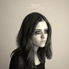CD Tipp des Monats: Dillon - This Silence Kills (Dillon hei&szlig;t eigentlich Dominique Dillon de Byington und kommt aus Brasilien. Dillon entwickelt v&ouml;llig autark einen ganz eigenen Klangkosmos, irgendwo zwischen Pop und Elektronika oszillierende Sounds in Form von zw&ouml;lf stillen Songs; ruhig erz&auml;hlte Pop-Miniaturen, die hin und wieder die Ruhe durchbrechen und wild um sich schlagen, um im n&auml;chsten Moment wieder in sich zusammenzufallen. Im Zentrum dieser fragilen Kompositionen steht Dillons Stimme. Die klingt manchmal kindlich und verspielt, manchmal aufbrausend und destruktiv. Tip Tapping ist eine dieser sonderbar reduzierten Miniaturen. Hier wird Dillon eigentlich nur von einer Tuba begleitet. Im Hintergrund sind kaum wahrnehmbare Stimmen und Schritte zu h&ouml;ren, ab und zu spielt das Schlagzeug einen Tusch, bis schlie&szlig;lich ein Chor einstimmt in das Mantra, das von den Ger&auml;uschen eines n&auml;chtlichen Spaziergangs durch den Park erz&auml;hlt.This Silence Kills ist ein ungeschminktes und launiges Album, das auch mal nichts zu sagen hat, wie im siebten Song auf dem Album, das ohne Titel und Text auskommt. Und gerade dann, wenn man sich in der d&uuml;steren Sch&ouml;nheit der Dillon-Songs im Sicheren wiegt, lauert hinter der n&auml;chsten Ecke ganz sicher ein Ger&auml;usch, eine Stimme, eine Dissonanz, die einen hinterr&uuml;cks &uuml;berf&auml;llt und zur Strecke bringt!)