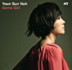 CD Tipp des Monats: Youn Sun Nah - Same Girl (Youn Sun Nah interpretiert erneut Songs auf h&ouml;chst eigenwillige und unverwechselbare Weise, die jeden stilistischen Rahmen sprengen. Jazzstandards wie My Favorite Things, der Metallica-Klassiker Enter Sandman, Philippe Sardes La Chanson d'Helene, ein koreanisches Volkslied sowie Eigenkompositionen von Youn Sun Nah und Ulf Wakenius finden sich auf der neuen CD. Wieder wird sie von Lars Danielsson am Bass, Xavier Desandre-Navarre an Percussion und allen voran von Ulf Wakenius an der Gitarre begleitet, einem veritablen All-Star-Team. Ein Soundkosmos zwischen Songwriting und Dark Pop, Vocal Jazz und Folklore!)